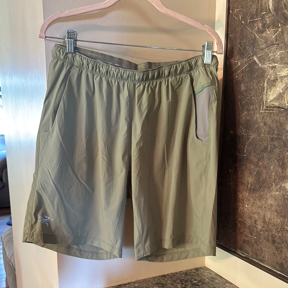 NWOT Arc’teryx Men's Olive Green Shorts